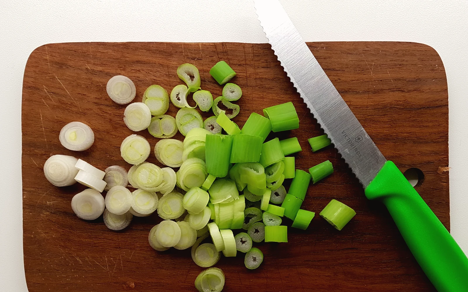 Técnica de cuchillo en una tabla de cocina
