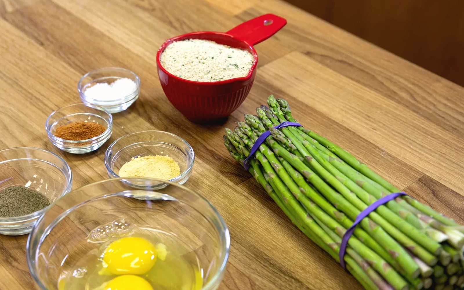 Mesa con varias preparaciones culinarias
